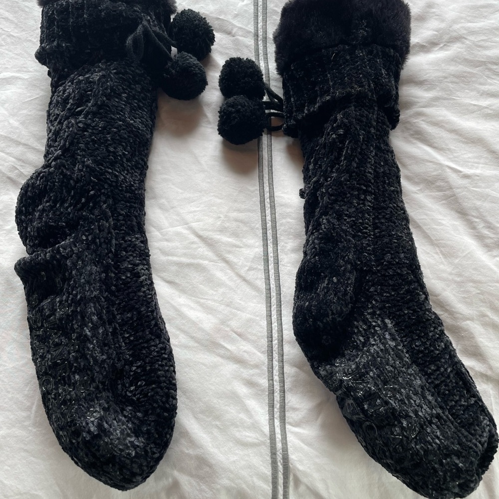 Jane and Bleecker Cozy Black Pom-Pom Fuzzy Socks